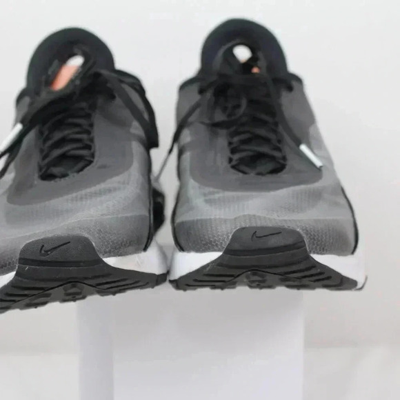 NIKE - Picture 2 of 8